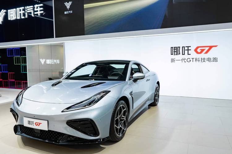 成都274哪吒汽车在智能汽车领域的表现，领途汽车在新能源汽车市场中的影响力